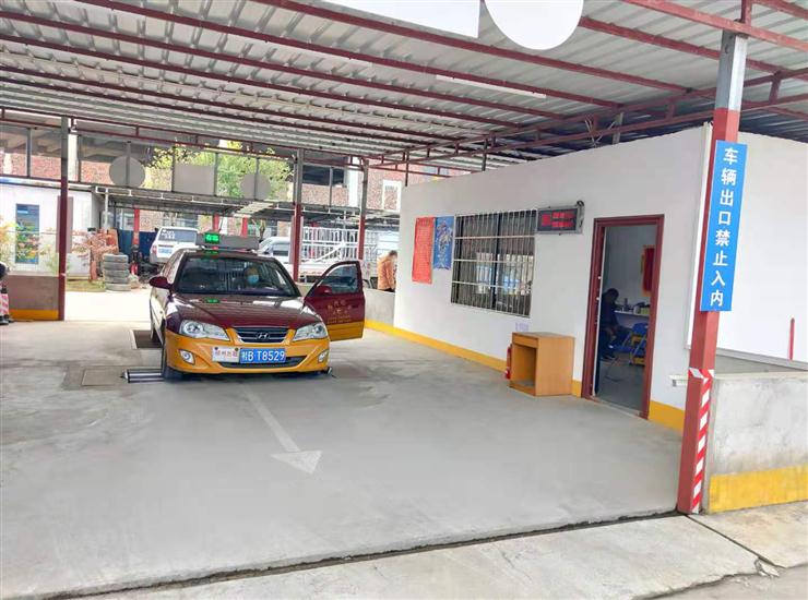 出租车司机春运忙 计价器检定不放松